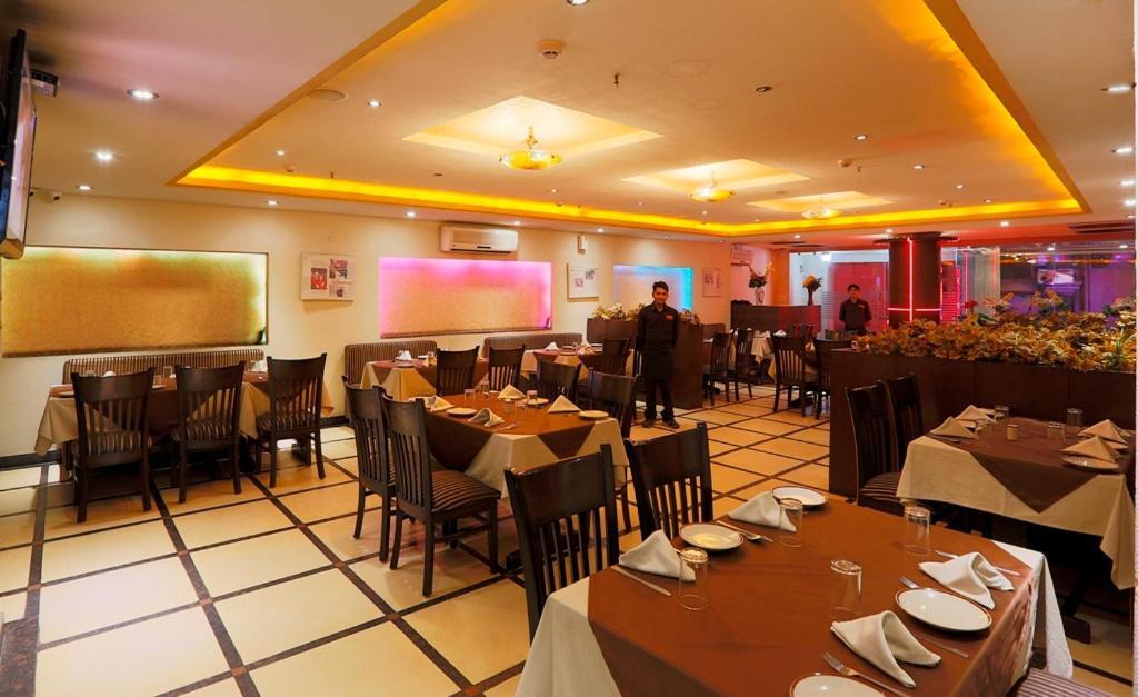 Airport La Sapphire Hotel & Restaurant Yeni Delhi Dış mekan fotoğraf