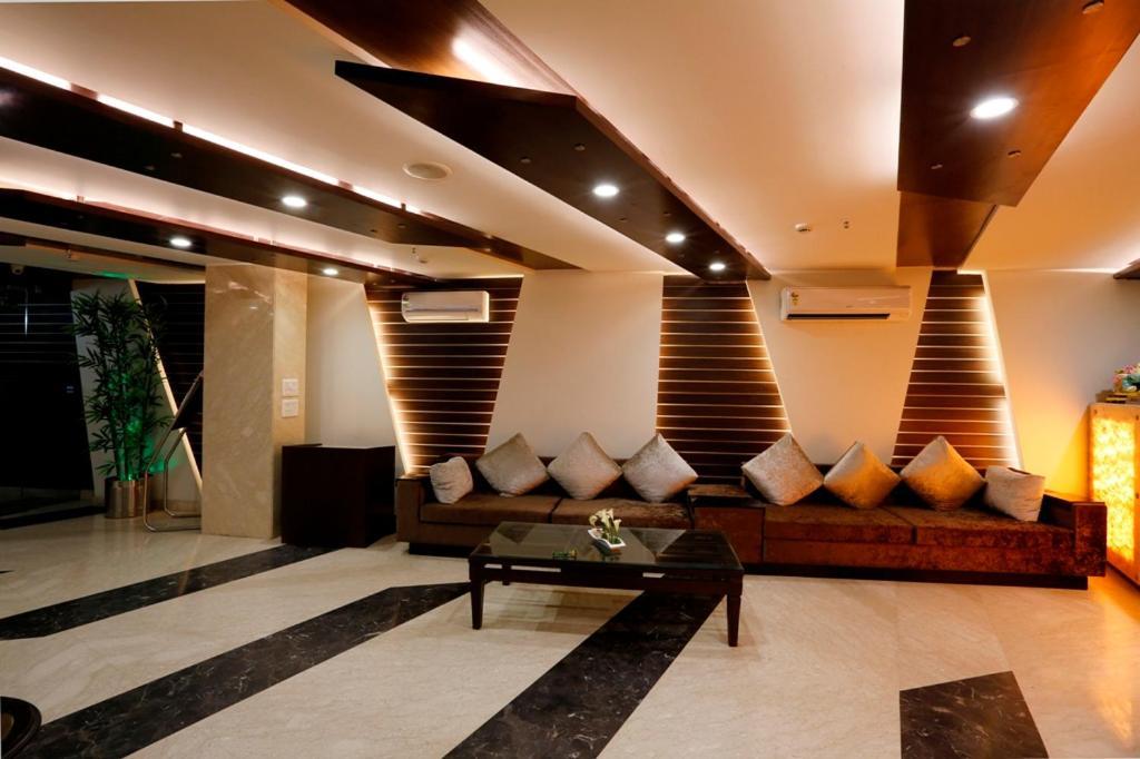 Airport La Sapphire Hotel & Restaurant Yeni Delhi Dış mekan fotoğraf