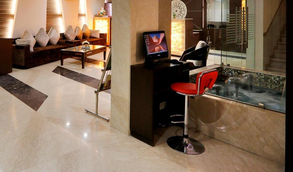 Airport La Sapphire Hotel & Restaurant Yeni Delhi Dış mekan fotoğraf