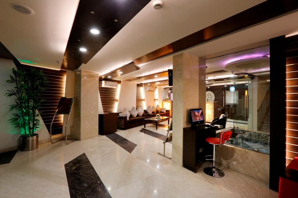 Airport La Sapphire Hotel & Restaurant Yeni Delhi Dış mekan fotoğraf