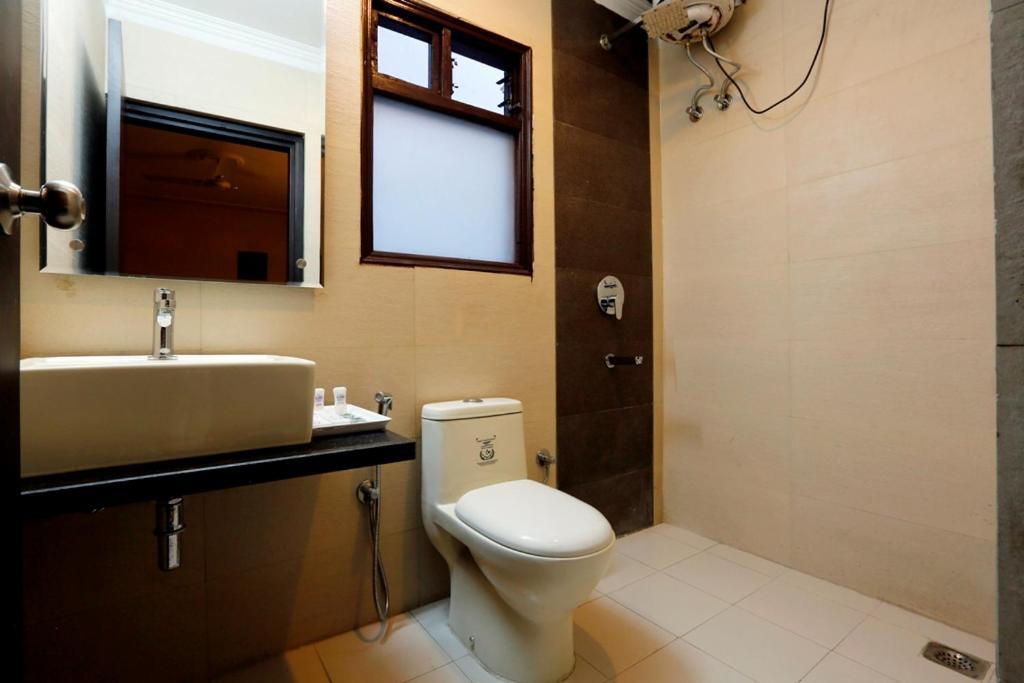 Airport La Sapphire Hotel & Restaurant Yeni Delhi Dış mekan fotoğraf