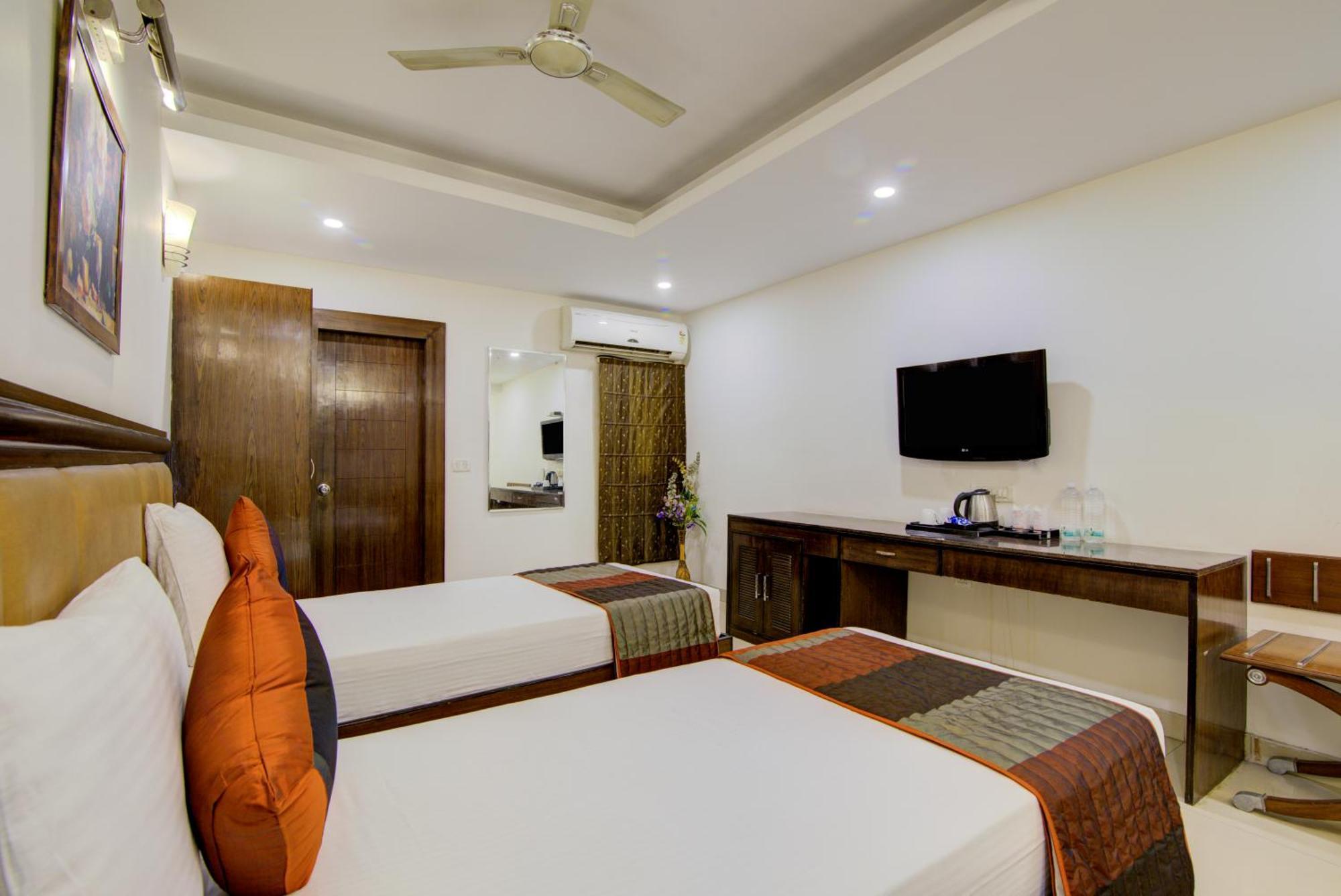 Airport La Sapphire Hotel & Restaurant Yeni Delhi Dış mekan fotoğraf