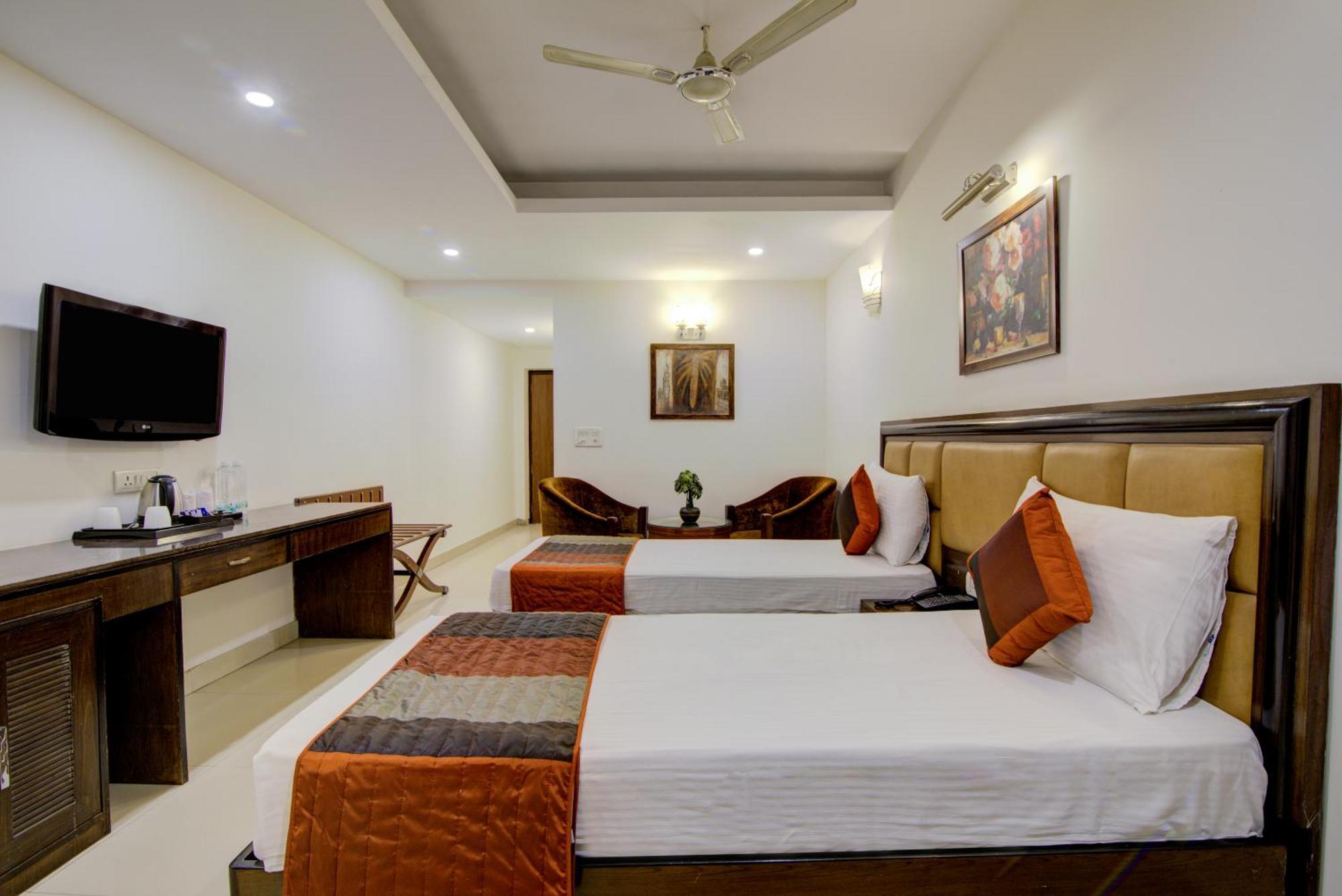 Airport La Sapphire Hotel & Restaurant Yeni Delhi Dış mekan fotoğraf