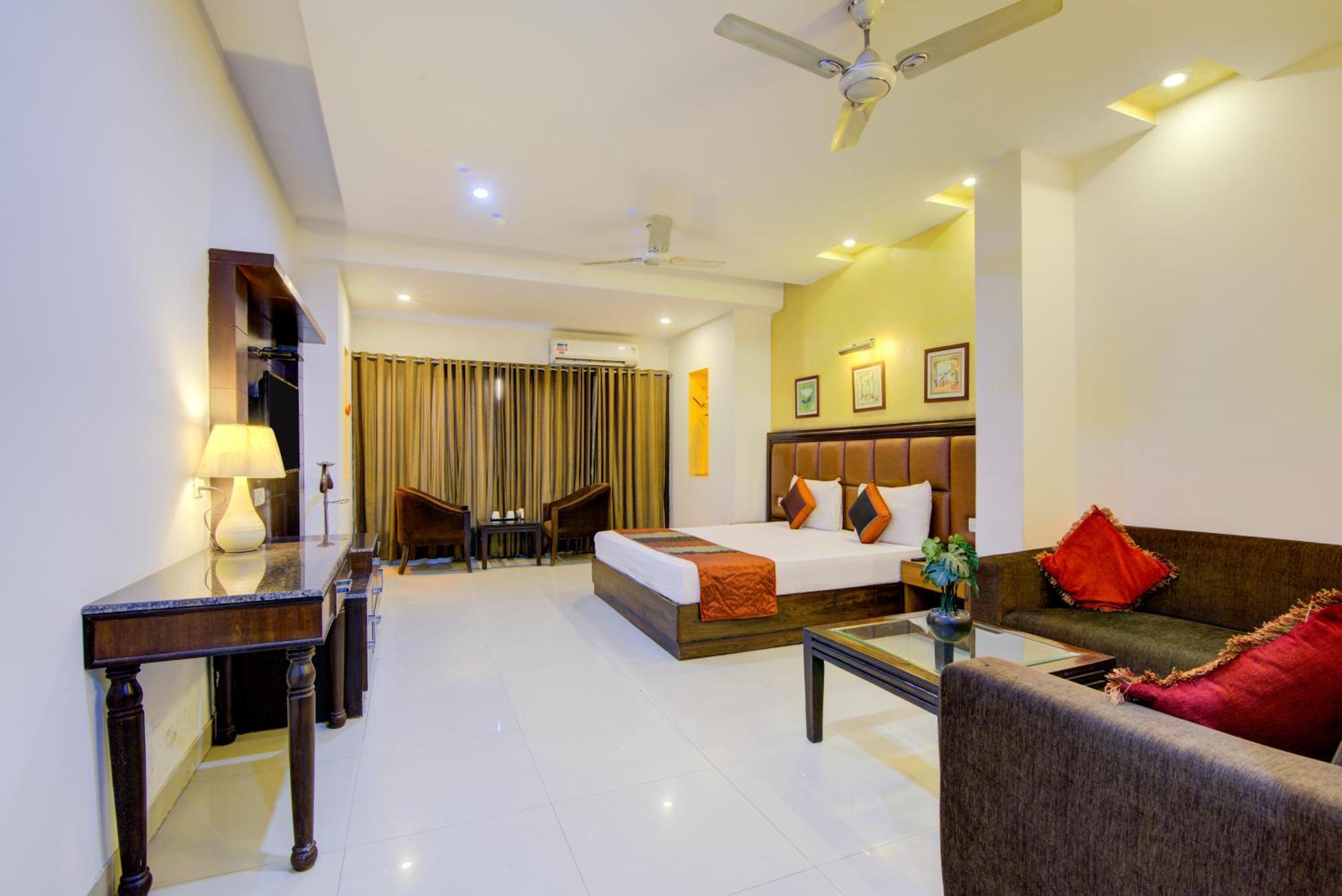 Airport La Sapphire Hotel & Restaurant Yeni Delhi Dış mekan fotoğraf