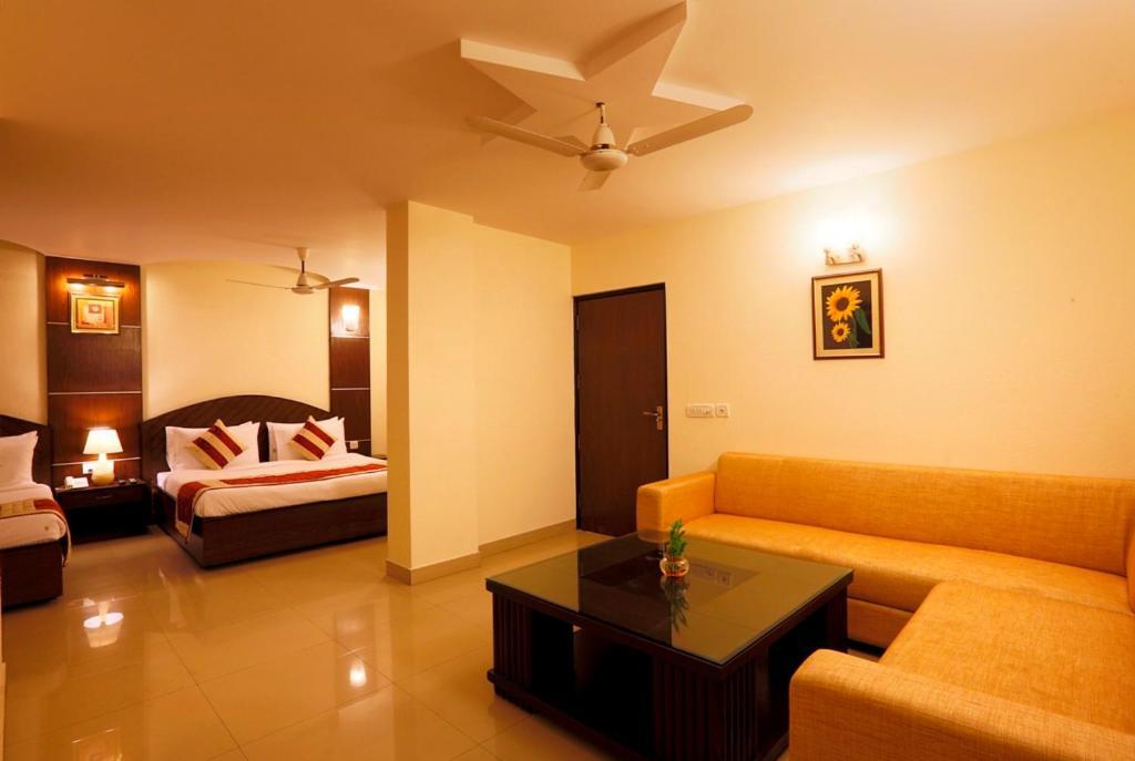 Airport La Sapphire Hotel & Restaurant Yeni Delhi Dış mekan fotoğraf