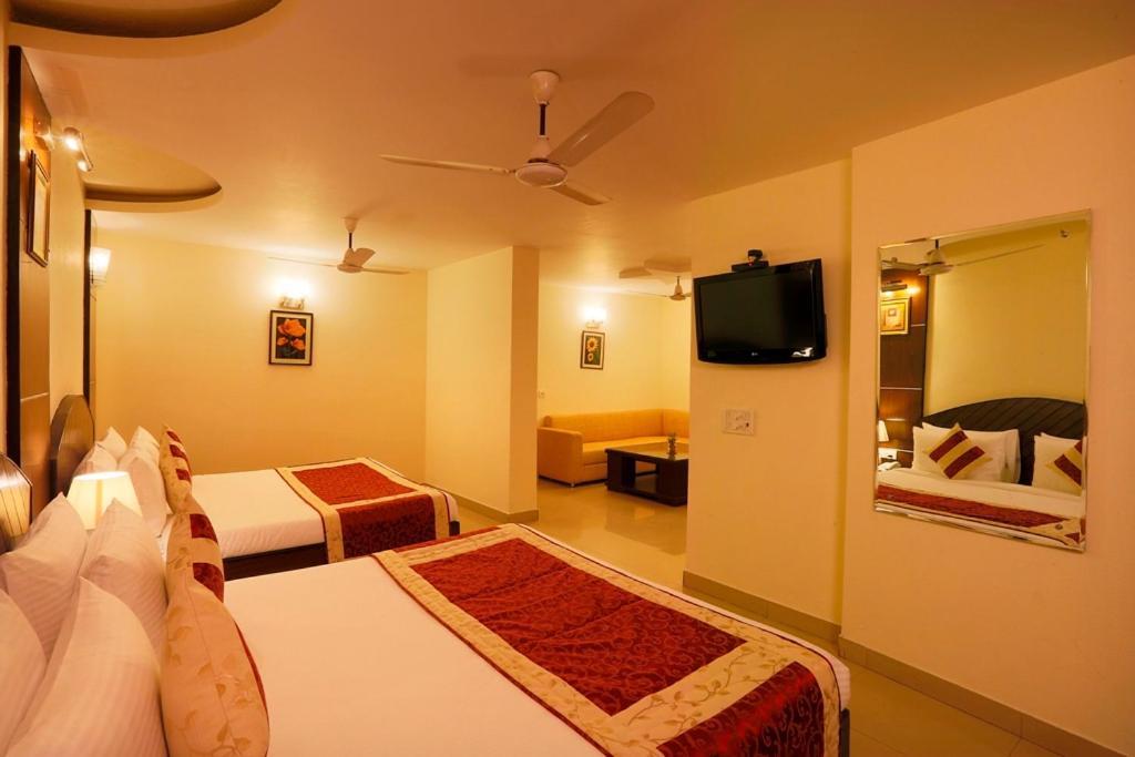 Airport La Sapphire Hotel & Restaurant Yeni Delhi Dış mekan fotoğraf