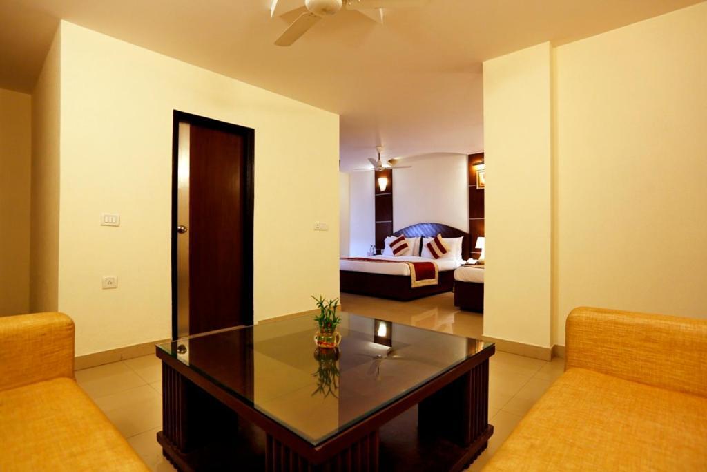 Airport La Sapphire Hotel & Restaurant Yeni Delhi Dış mekan fotoğraf
