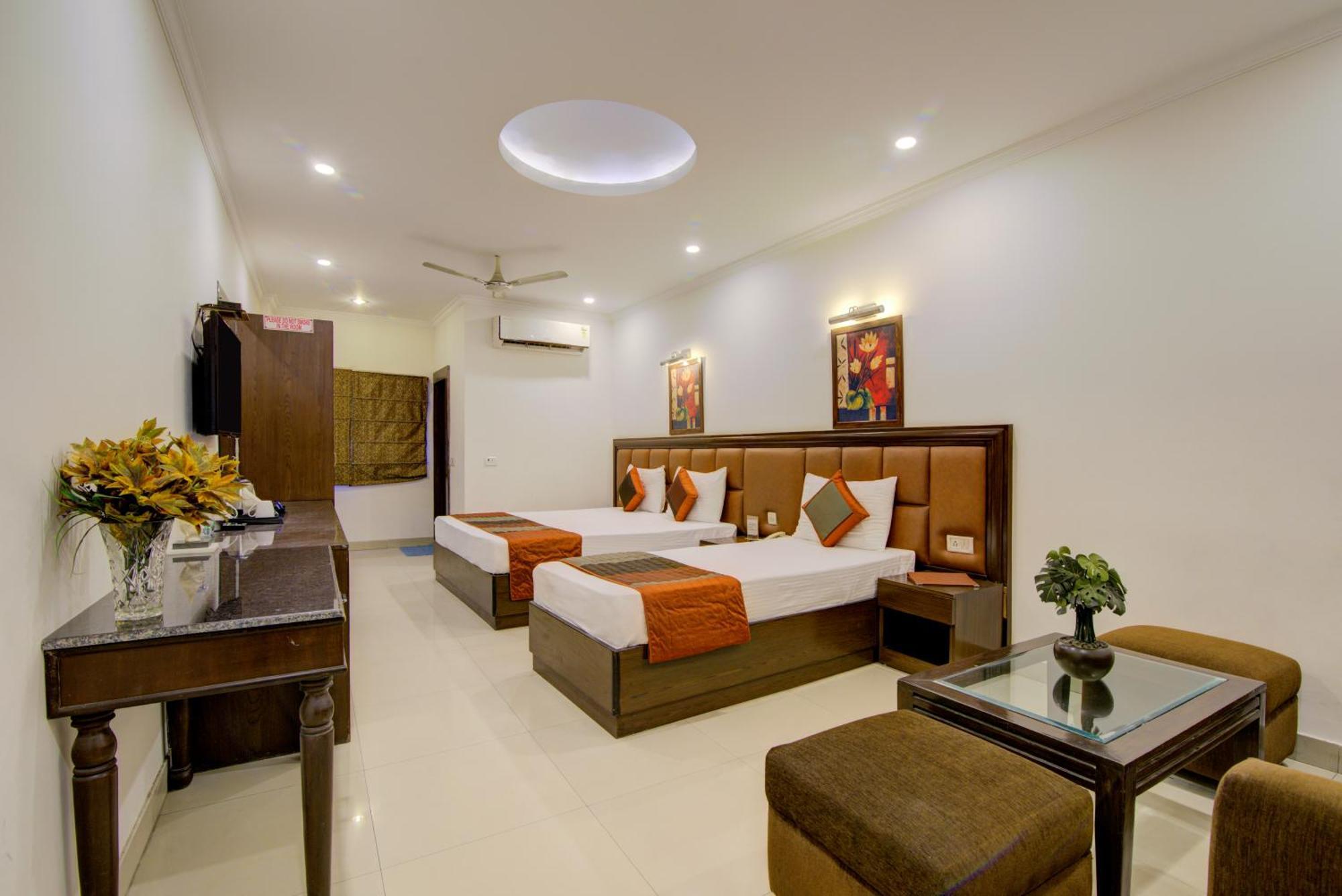 Airport La Sapphire Hotel & Restaurant Yeni Delhi Dış mekan fotoğraf
