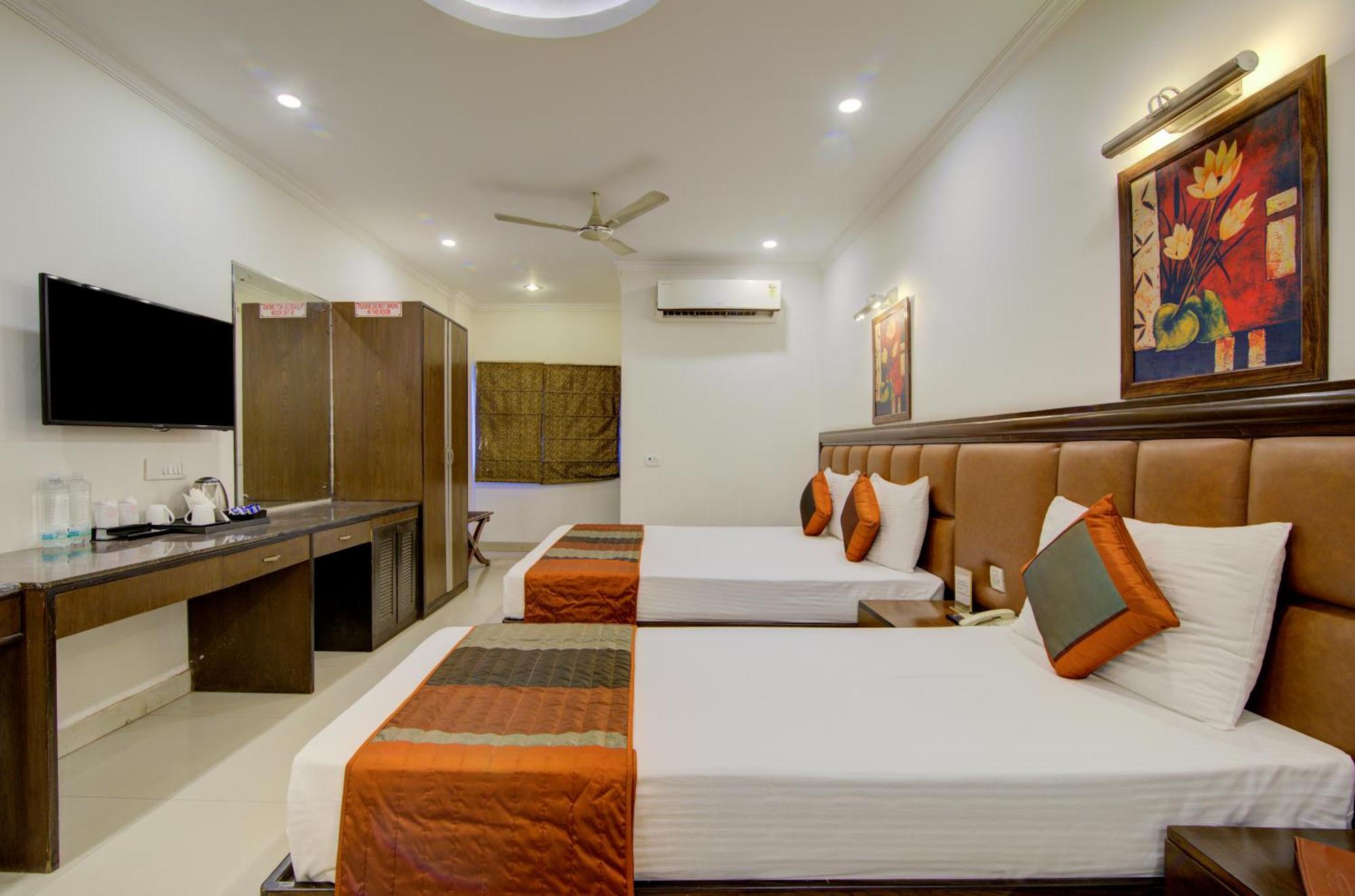 Airport La Sapphire Hotel & Restaurant Yeni Delhi Dış mekan fotoğraf