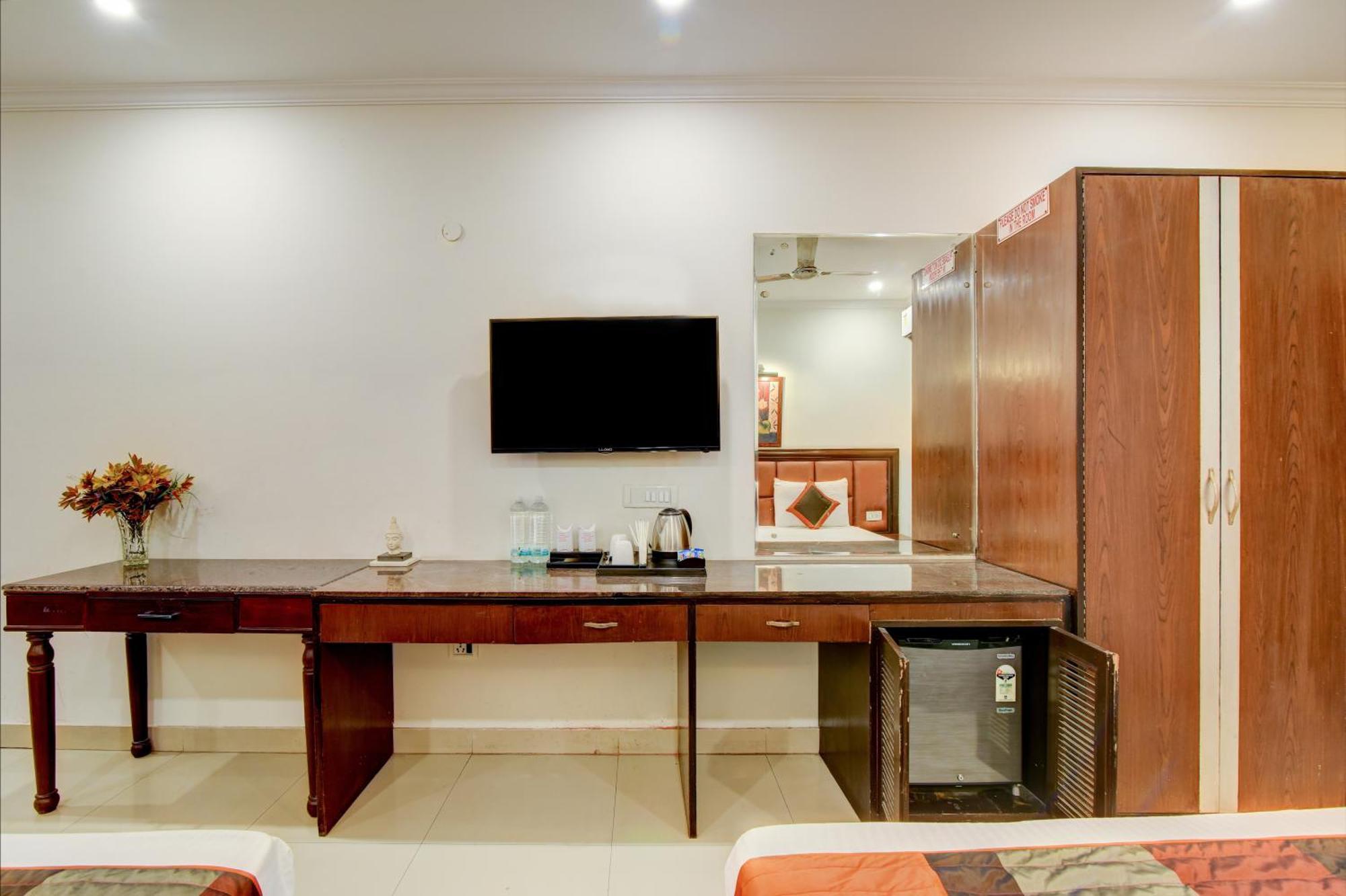 Airport La Sapphire Hotel & Restaurant Yeni Delhi Dış mekan fotoğraf
