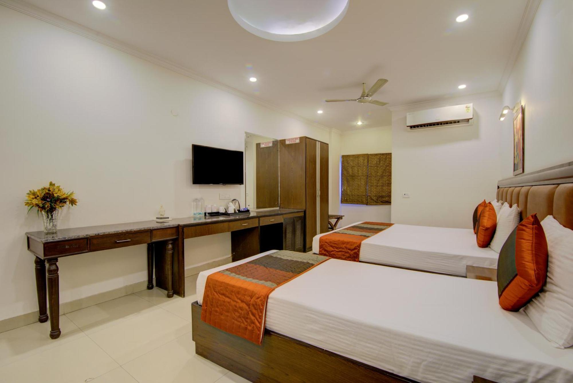 Airport La Sapphire Hotel & Restaurant Yeni Delhi Dış mekan fotoğraf