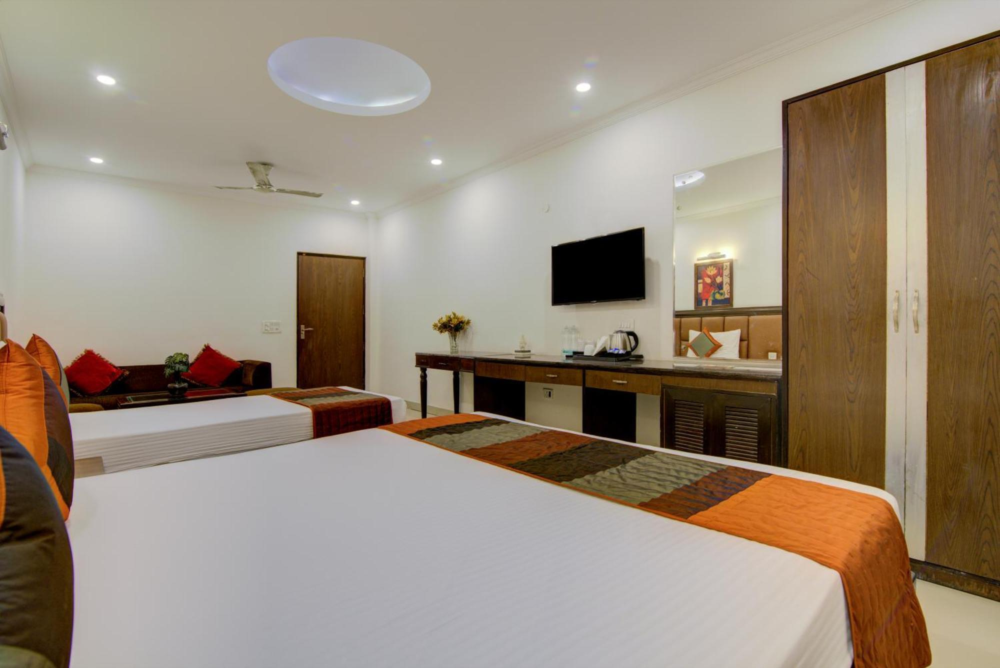 Airport La Sapphire Hotel & Restaurant Yeni Delhi Dış mekan fotoğraf