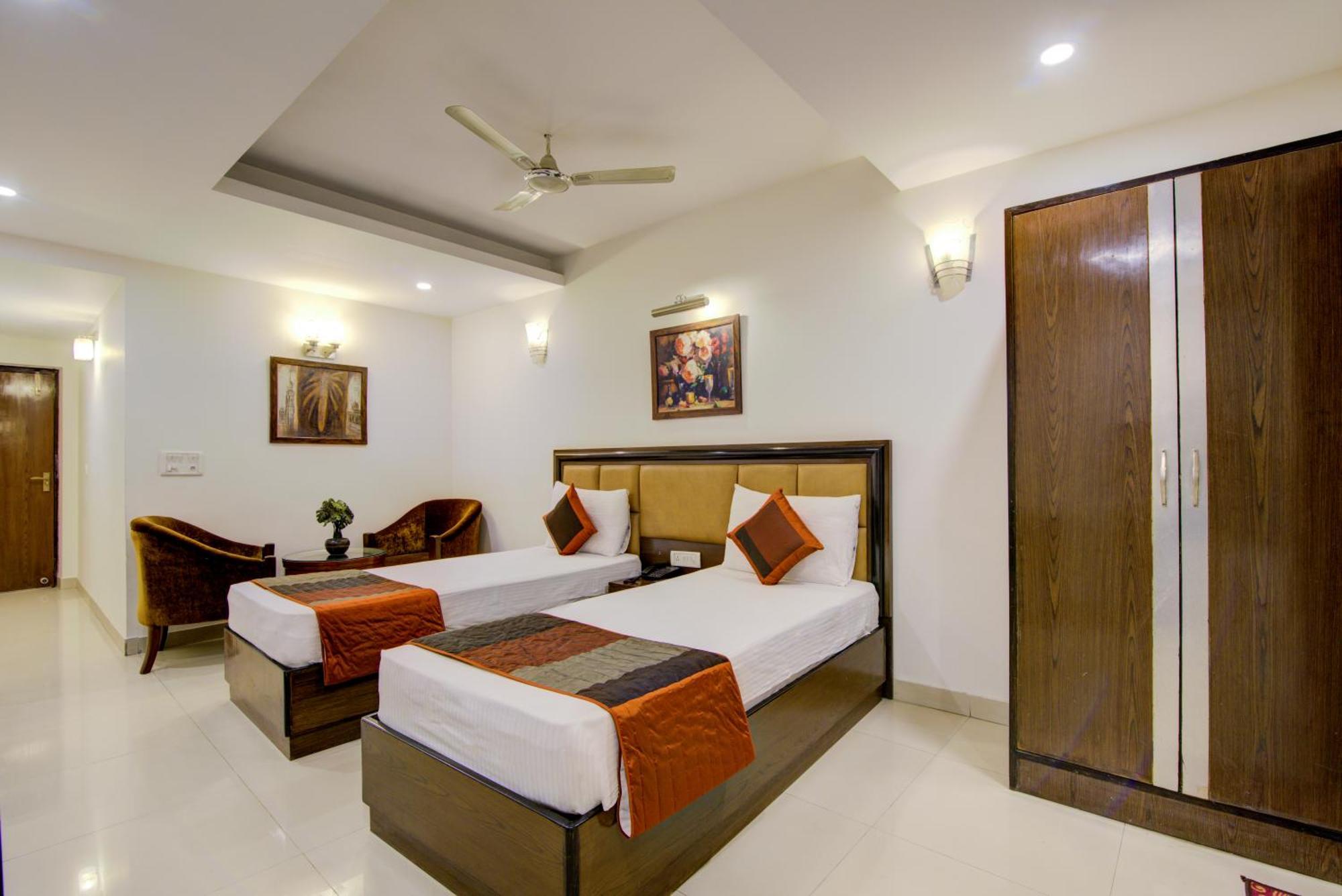 Airport La Sapphire Hotel & Restaurant Yeni Delhi Dış mekan fotoğraf