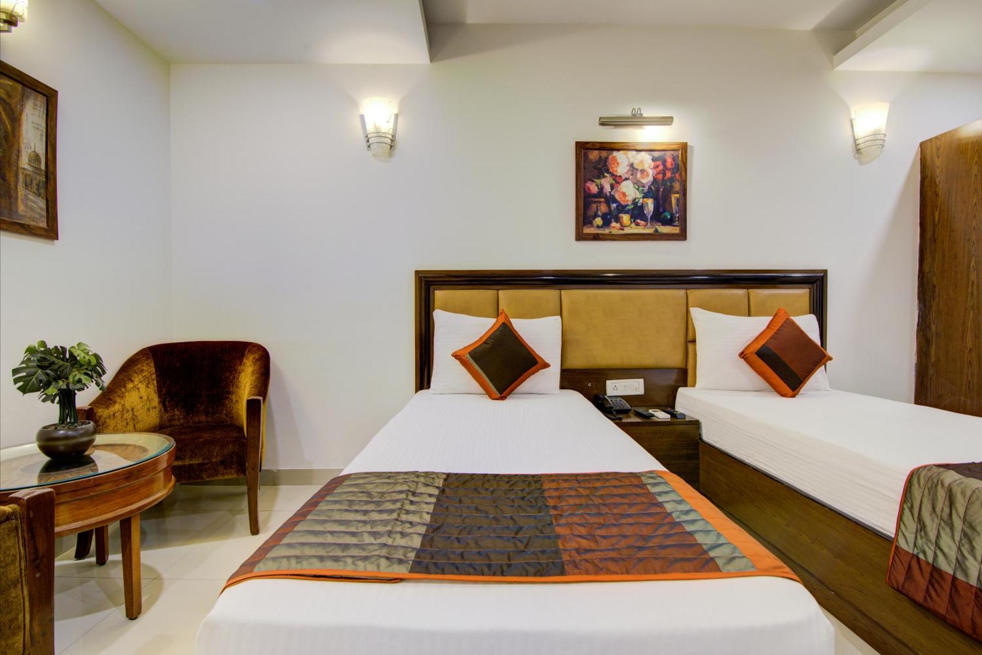 Airport La Sapphire Hotel & Restaurant Yeni Delhi Dış mekan fotoğraf
