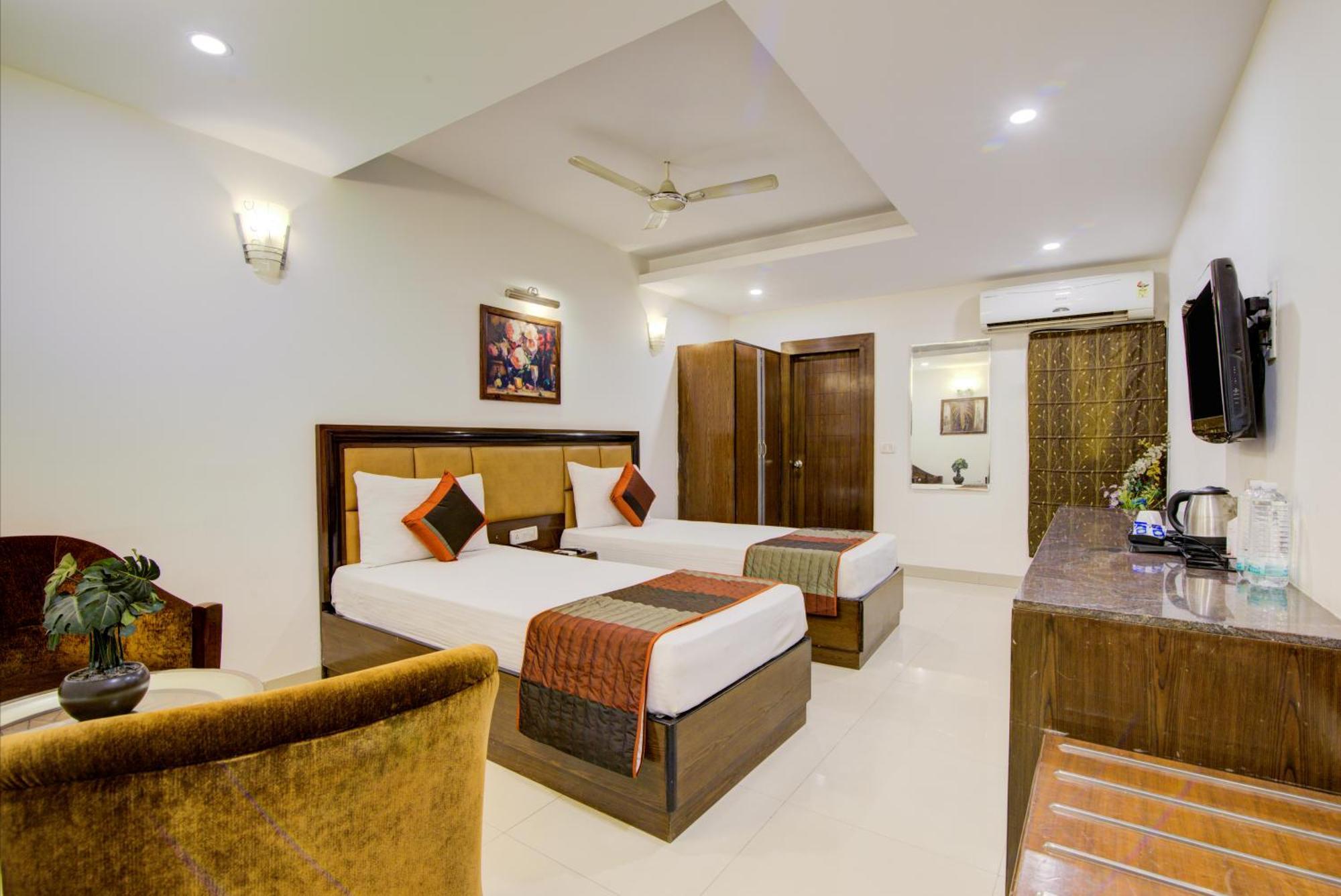 Airport La Sapphire Hotel & Restaurant Yeni Delhi Dış mekan fotoğraf