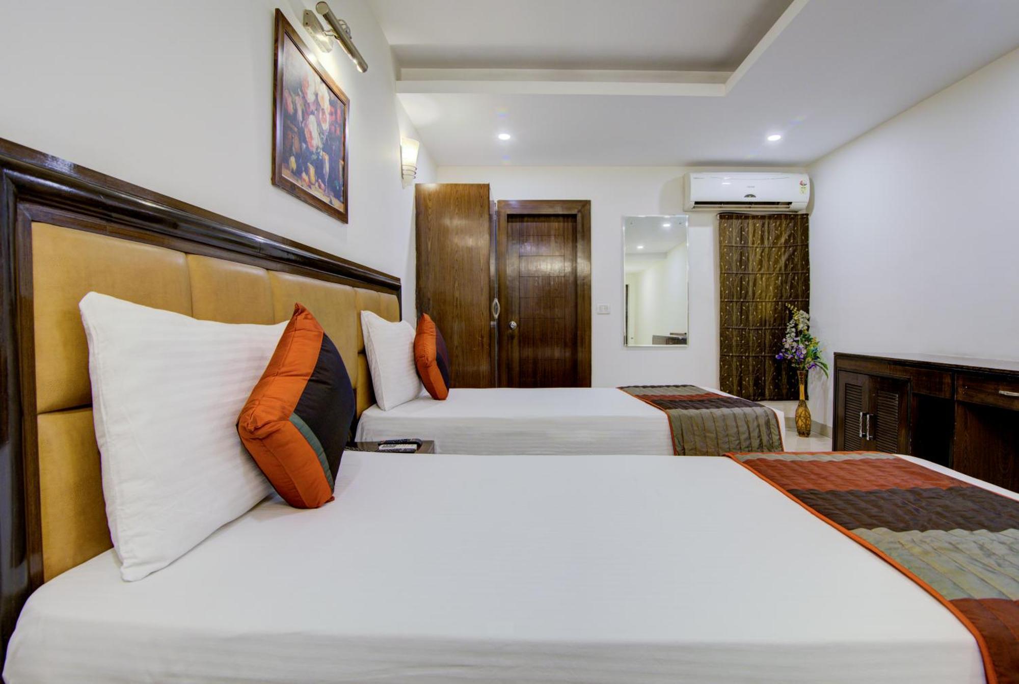 Airport La Sapphire Hotel & Restaurant Yeni Delhi Dış mekan fotoğraf