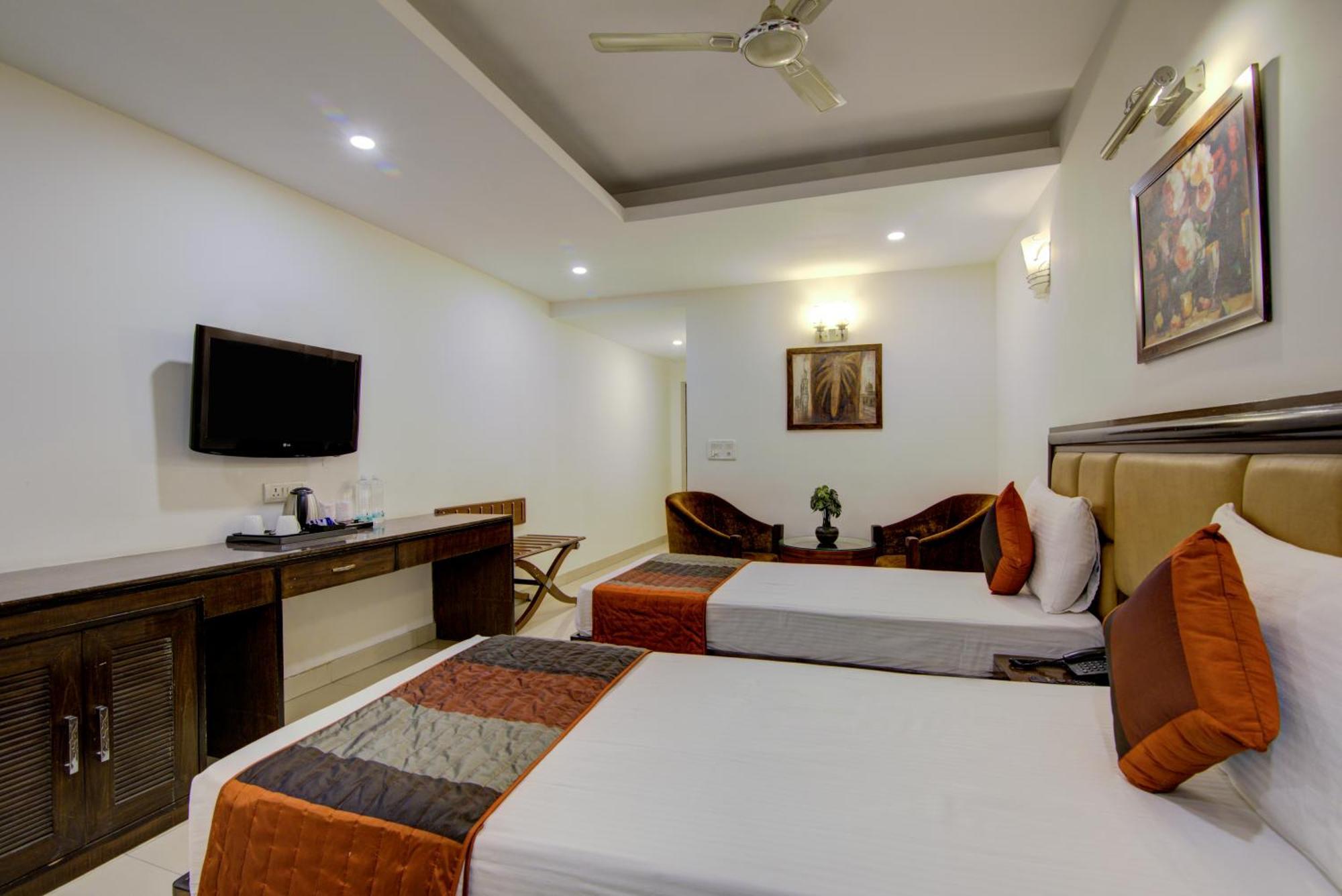 Airport La Sapphire Hotel & Restaurant Yeni Delhi Dış mekan fotoğraf