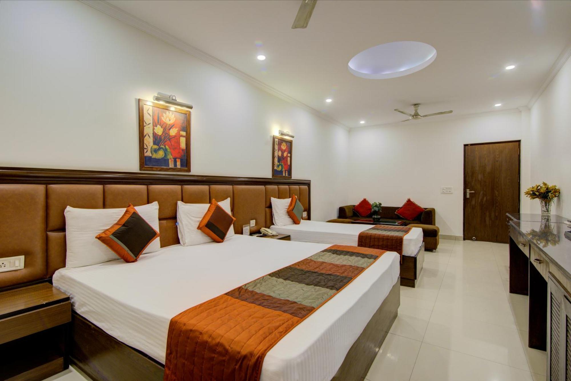 Airport La Sapphire Hotel & Restaurant Yeni Delhi Dış mekan fotoğraf