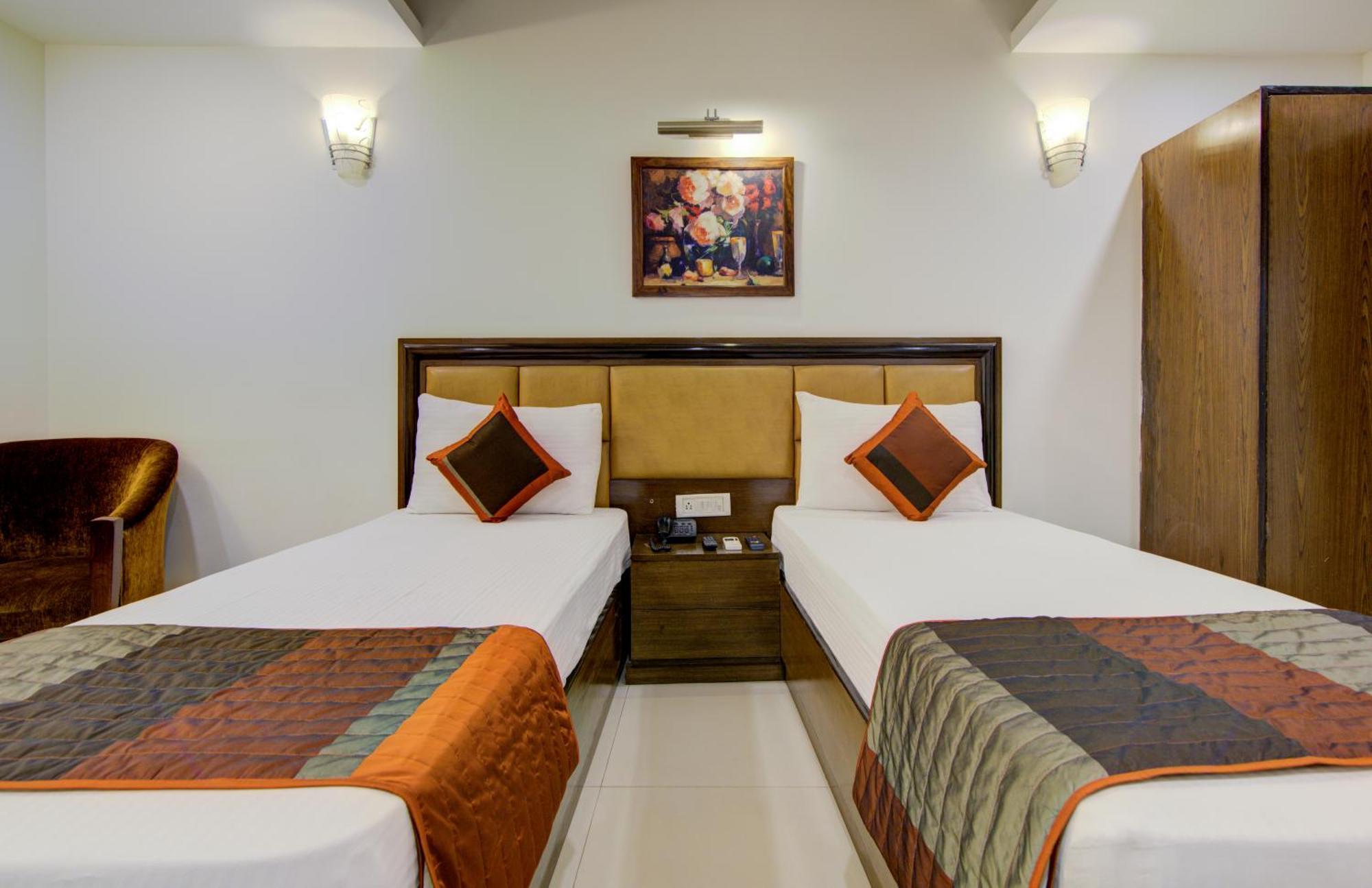 Airport La Sapphire Hotel & Restaurant Yeni Delhi Dış mekan fotoğraf